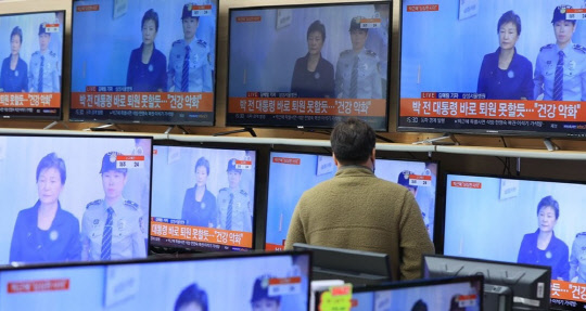 24일 오후 서울 용산구 용산전자상가에서 시민이 박근혜 전 대통령 특별사면 관련 뉴스를 시청하고 있다. <연합뉴스>